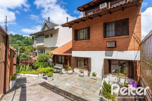 Casa à venda com 287m², 5 dormitórios, 2 suítes, 2 vagas, no bairro Teresópolis em Porto Alegre