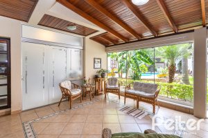 Casa à venda com 272m², 4 dormitórios, 2 suítes, 4 vagas, no bairro Ipanema em Porto Alegre