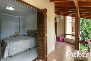 Casa à venda com 272m², 4 dormitórios, 2 suítes, 4 vagas, no bairro Ipanema em Porto Alegre