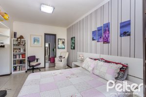 Casa à venda com 272m², 4 dormitórios, 2 suítes, 4 vagas, no bairro Ipanema em Porto Alegre