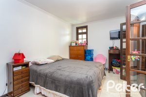 Casa à venda com 272m², 4 dormitórios, 2 suítes, 4 vagas, no bairro Ipanema em Porto Alegre