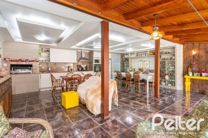 Casa à venda com 272m², 4 dormitórios, 2 suítes, 4 vagas, no bairro Ipanema em Porto Alegre