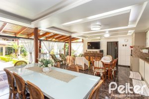Casa à venda com 272m², 4 dormitórios, 2 suítes, 4 vagas, no bairro Ipanema em Porto Alegre