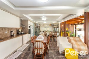 Casa à venda com 272m², 4 dormitórios, 2 suítes, 4 vagas, no bairro Ipanema em Porto Alegre