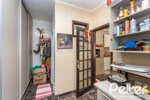 Casa à venda com 272m², 4 dormitórios, 2 suítes, 4 vagas, no bairro Ipanema em Porto Alegre