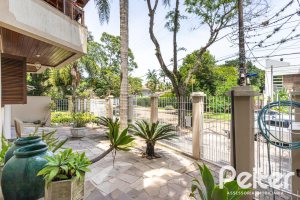 Casa à venda com 272m², 4 dormitórios, 2 suítes, 4 vagas, no bairro Ipanema em Porto Alegre