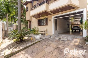 Casa à venda com 272m², 4 dormitórios, 2 suítes, 4 vagas, no bairro Ipanema em Porto Alegre