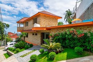 Casa em Condomínio à venda com 390m², 4 dormitórios, 3 suítes, 9 vagas, no bairro Nonoai em Porto Alegre