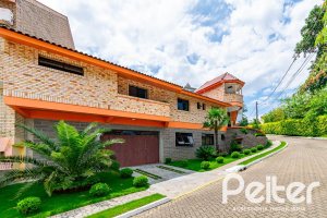 Casa em Condomínio à venda com 390m², 4 dormitórios, 3 suítes, 9 vagas, no bairro Nonoai em Porto Alegre