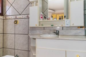 Casa em Condomínio à venda com 390m², 4 dormitórios, 3 suítes, 9 vagas, no bairro Nonoai em Porto Alegre