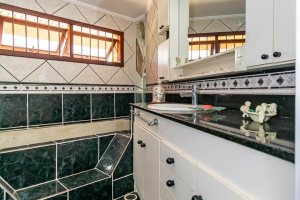 Casa em Condomínio à venda com 390m², 4 dormitórios, 3 suítes, 9 vagas, no bairro Nonoai em Porto Alegre