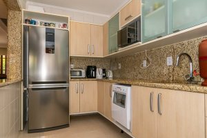 Casa em Condomínio à venda com 194m², 3 dormitórios, 1 suíte, 3 vagas, no bairro Tristeza em Porto Alegre