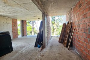 Casa à venda com 397m², 3 dormitórios, 1 suíte, 8 vagas, no bairro Vila Assunção em Porto Alegre