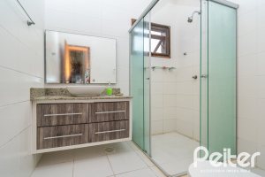 Casa em Condomínio à venda com 133m², 3 dormitórios, 1 suíte, 2 vagas, no bairro Tristeza em Porto Alegre