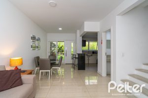 Casa em Condomínio à venda com 250m², 3 dormitórios, 3 suítes, 3 vagas, no bairro Cristal em Porto Alegre