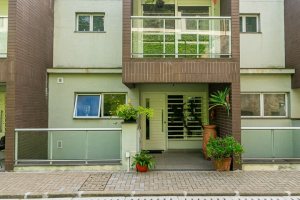 Casa em Condomínio à venda com 250m², 3 dormitórios, 3 suítes, 3 vagas, no bairro Cristal em Porto Alegre