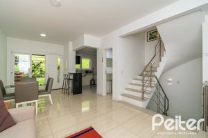 Casa em Condomínio à venda com 250m², 3 dormitórios, 3 suítes, 3 vagas, no bairro Cristal em Porto Alegre