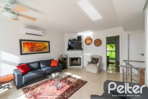 Casa em Condomínio à venda com 250m², 3 dormitórios, 3 suítes, 3 vagas, no bairro Cristal em Porto Alegre