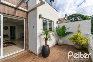 Casa em Condomínio à venda com 250m², 3 dormitórios, 3 suítes, 3 vagas, no bairro Cristal em Porto Alegre