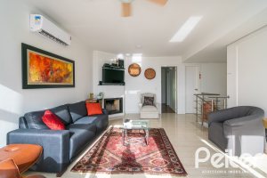 Casa em Condomínio à venda com 250m², 3 dormitórios, 3 suítes, 3 vagas, no bairro Cristal em Porto Alegre