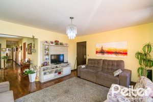 Casa à venda com 366m², 3 dormitórios, 1 suíte, 4 vagas, no bairro Tristeza em Porto Alegre