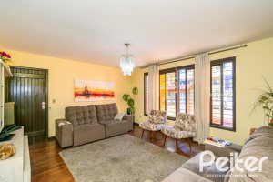 Casa à venda com 366m², 3 dormitórios, 1 suíte, 4 vagas, no bairro Tristeza em Porto Alegre