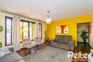 Casa à venda com 366m², 3 dormitórios, 1 suíte, 4 vagas, no bairro Tristeza em Porto Alegre