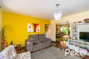 Casa à venda com 366m², 3 dormitórios, 1 suíte, 4 vagas, no bairro Tristeza em Porto Alegre