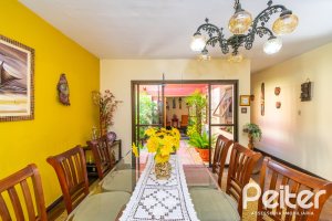 Casa à venda com 366m², 3 dormitórios, 1 suíte, 4 vagas, no bairro Tristeza em Porto Alegre