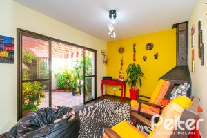 Casa à venda com 366m², 3 dormitórios, 1 suíte, 4 vagas, no bairro Tristeza em Porto Alegre