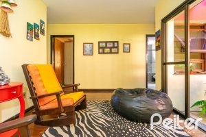 Casa à venda com 366m², 3 dormitórios, 1 suíte, 4 vagas, no bairro Tristeza em Porto Alegre