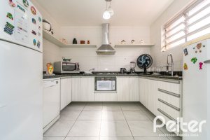 Casa à venda com 366m², 3 dormitórios, 1 suíte, 4 vagas, no bairro Tristeza em Porto Alegre