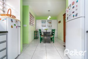 Casa à venda com 366m², 3 dormitórios, 1 suíte, 4 vagas, no bairro Tristeza em Porto Alegre