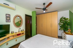 Casa à venda com 366m², 3 dormitórios, 1 suíte, 4 vagas, no bairro Tristeza em Porto Alegre