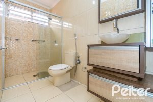 Casa à venda com 366m², 3 dormitórios, 1 suíte, 4 vagas, no bairro Tristeza em Porto Alegre