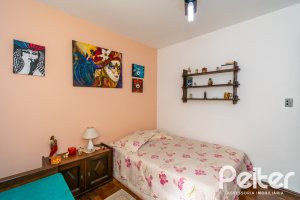 Casa à venda com 366m², 3 dormitórios, 1 suíte, 4 vagas, no bairro Tristeza em Porto Alegre