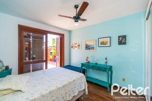 Casa à venda com 366m², 3 dormitórios, 1 suíte, 4 vagas, no bairro Tristeza em Porto Alegre