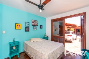 Casa à venda com 366m², 3 dormitórios, 1 suíte, 4 vagas, no bairro Tristeza em Porto Alegre