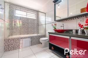 Casa à venda com 366m², 3 dormitórios, 1 suíte, 4 vagas, no bairro Tristeza em Porto Alegre