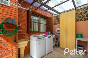 Casa à venda com 366m², 3 dormitórios, 1 suíte, 4 vagas, no bairro Tristeza em Porto Alegre