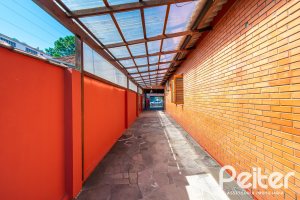 Casa à venda com 366m², 3 dormitórios, 1 suíte, 4 vagas, no bairro Tristeza em Porto Alegre