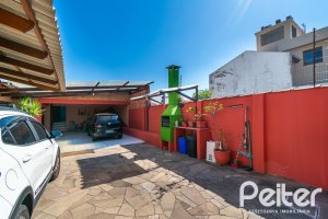 Casa à venda com 366m², 3 dormitórios, 1 suíte, 4 vagas, no bairro Tristeza em Porto Alegre