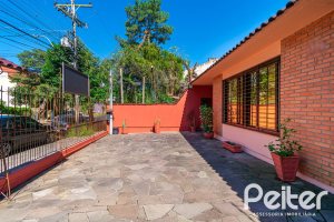 Casa à venda com 366m², 3 dormitórios, 1 suíte, 4 vagas, no bairro Tristeza em Porto Alegre