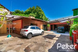 Casa à venda com 366m², 3 dormitórios, 1 suíte, 4 vagas, no bairro Tristeza em Porto Alegre