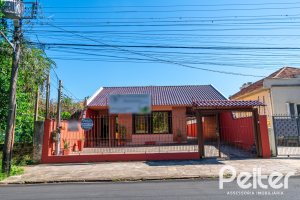 Casa à venda com 366m², 3 dormitórios, 1 suíte, 4 vagas, no bairro Tristeza em Porto Alegre