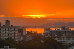 Apartamento à venda com 83m², 3 dormitórios, 1 suíte, 2 vagas, no bairro Tristeza em PORTO ALEGRE