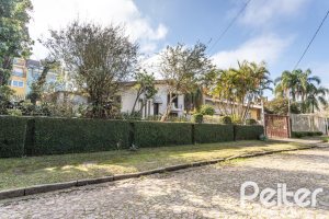 Casa à venda com 266m², 3 dormitórios, 1 suíte, 4 vagas, no bairro Vila Assunção em Porto Alegre