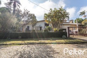 Casa à venda com 266m², 3 dormitórios, 1 suíte, 4 vagas, no bairro Vila Assunção em Porto Alegre