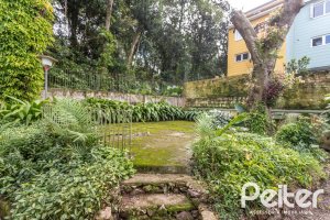 Casa à venda com 266m², 3 dormitórios, 1 suíte, 4 vagas, no bairro Vila Assunção em Porto Alegre