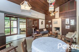 Casa à venda com 266m², 3 dormitórios, 1 suíte, 4 vagas, no bairro Vila Assunção em Porto Alegre